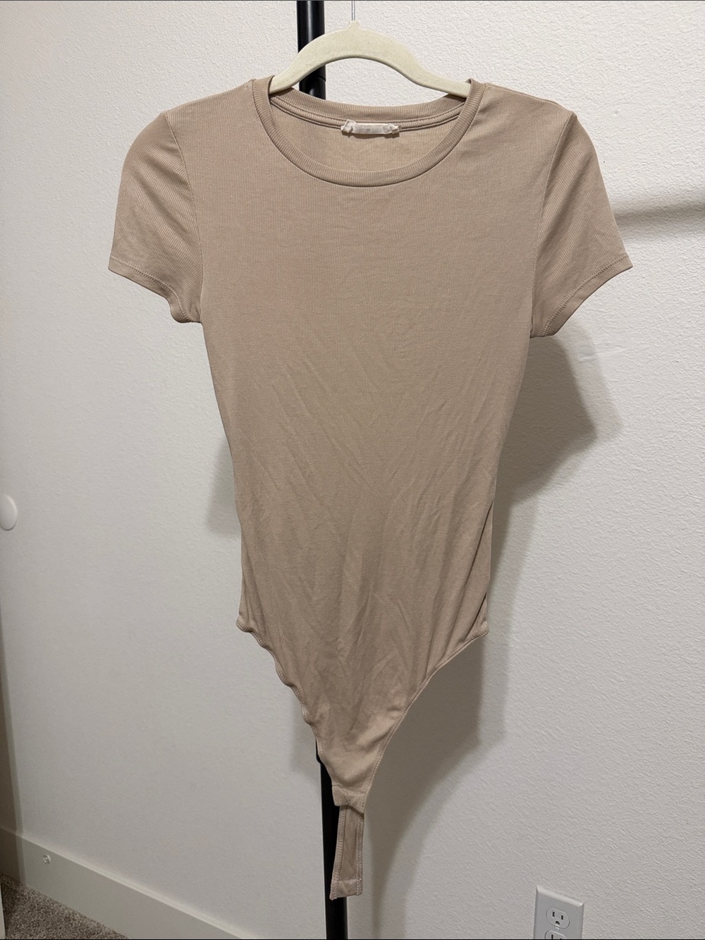 Elodie Short-Sleeve Ribbed Crewneck Bodysuit in Beige - Size Small